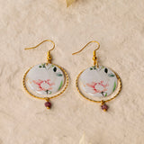 Boucles d'oreilles artisanales Adélaïde bleu - papier résiné plumes de paon et laiton doré, fait main en France