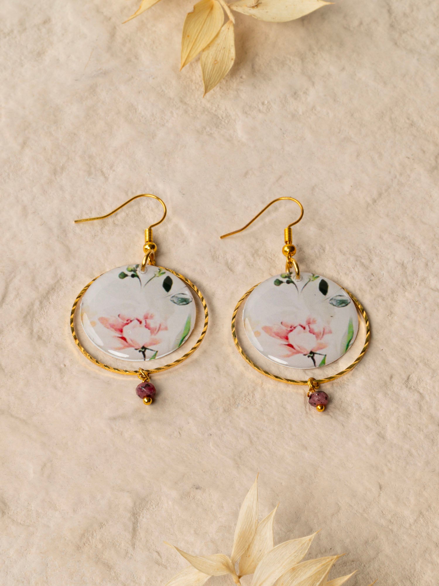 Boucles d'oreilles artisanales Adélaïde bleu - papier résiné plumes de paon et laiton doré, fait main en France