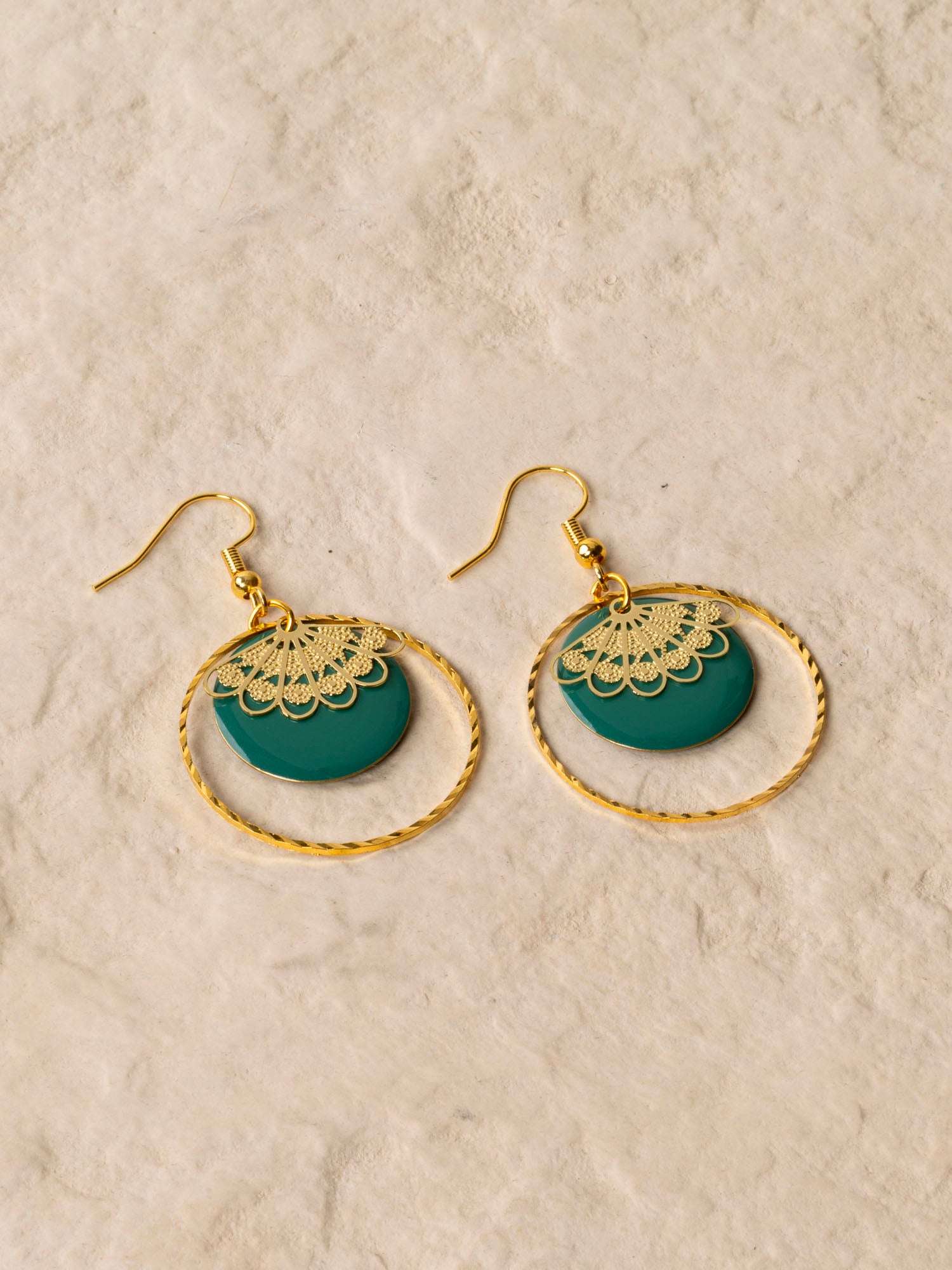 Boucles d'oreilles artisanales Atlanta - émail et dentelle dorée ciselée, fait main en France