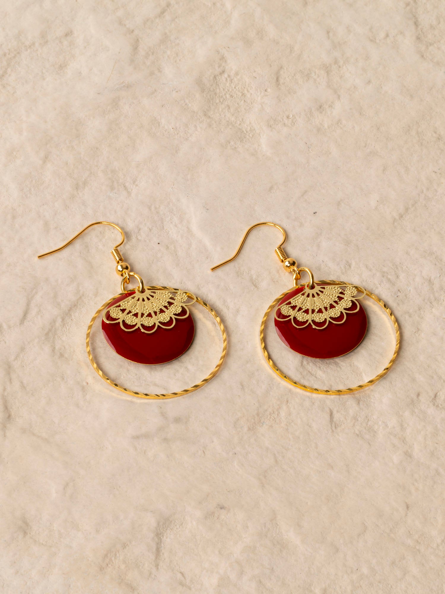Boucles d'oreilles artisanales Atlanta - émail et dentelle dorée ciselée, fait main en France