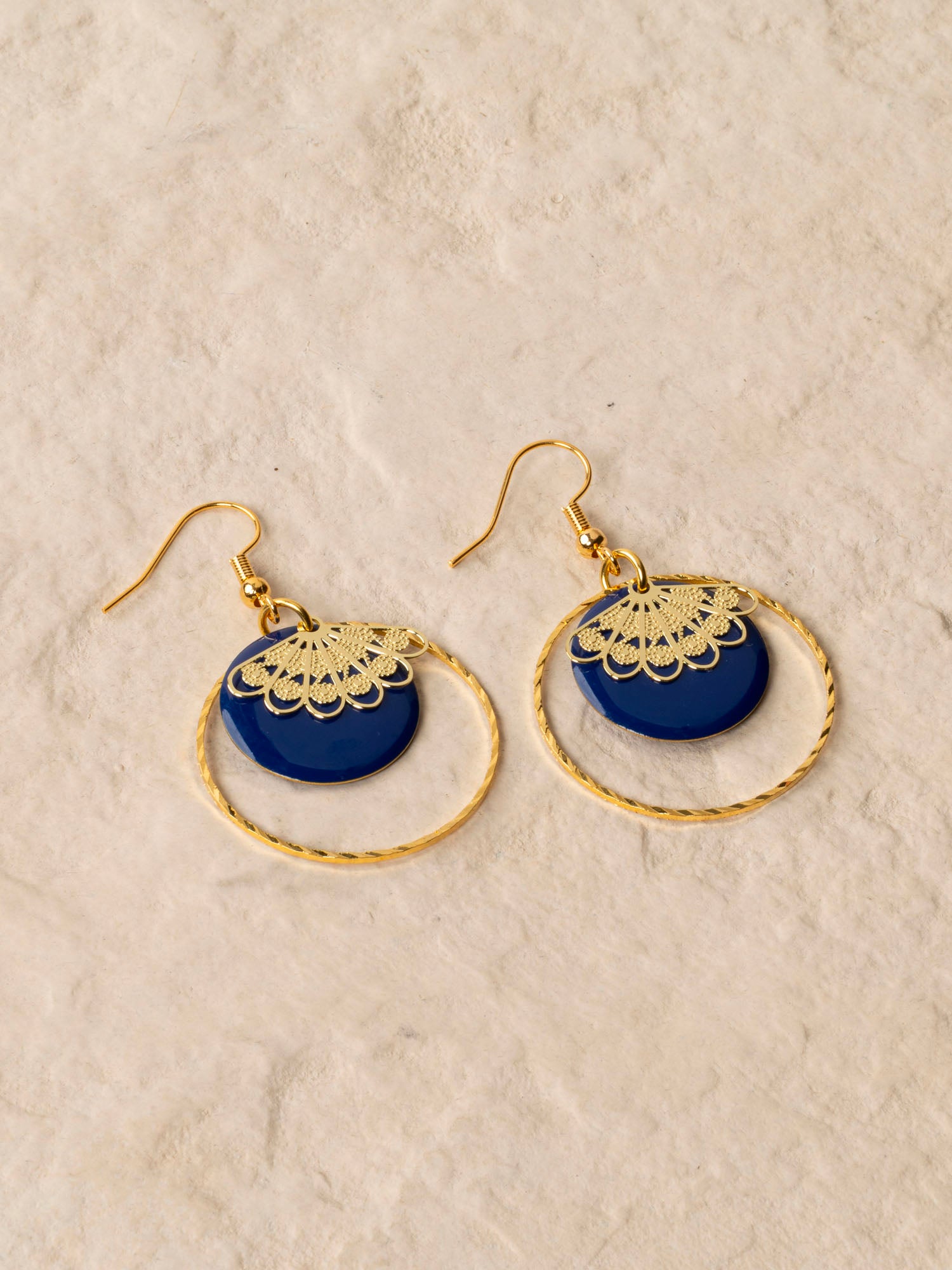 Boucles d'oreilles artisanales Atlanta - émail et dentelle dorée ciselée, fait main en France