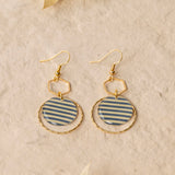 Boucles d'oreilles artisanales Cusco bleu - papier résiné rayé et laiton doré, fait main en France