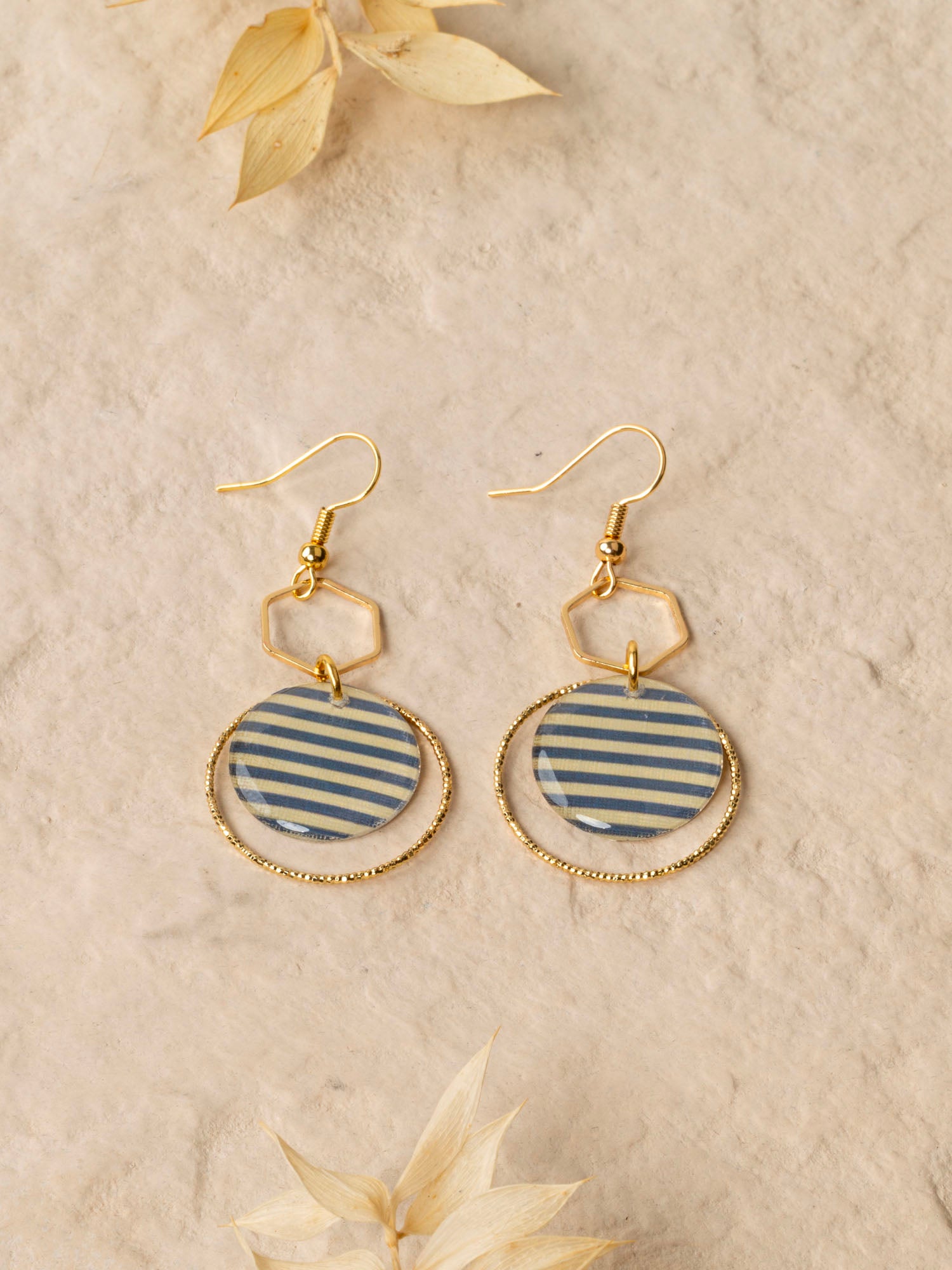Boucles d'oreilles artisanales Cusco bleu - papier résiné rayé et laiton doré, fait main en France