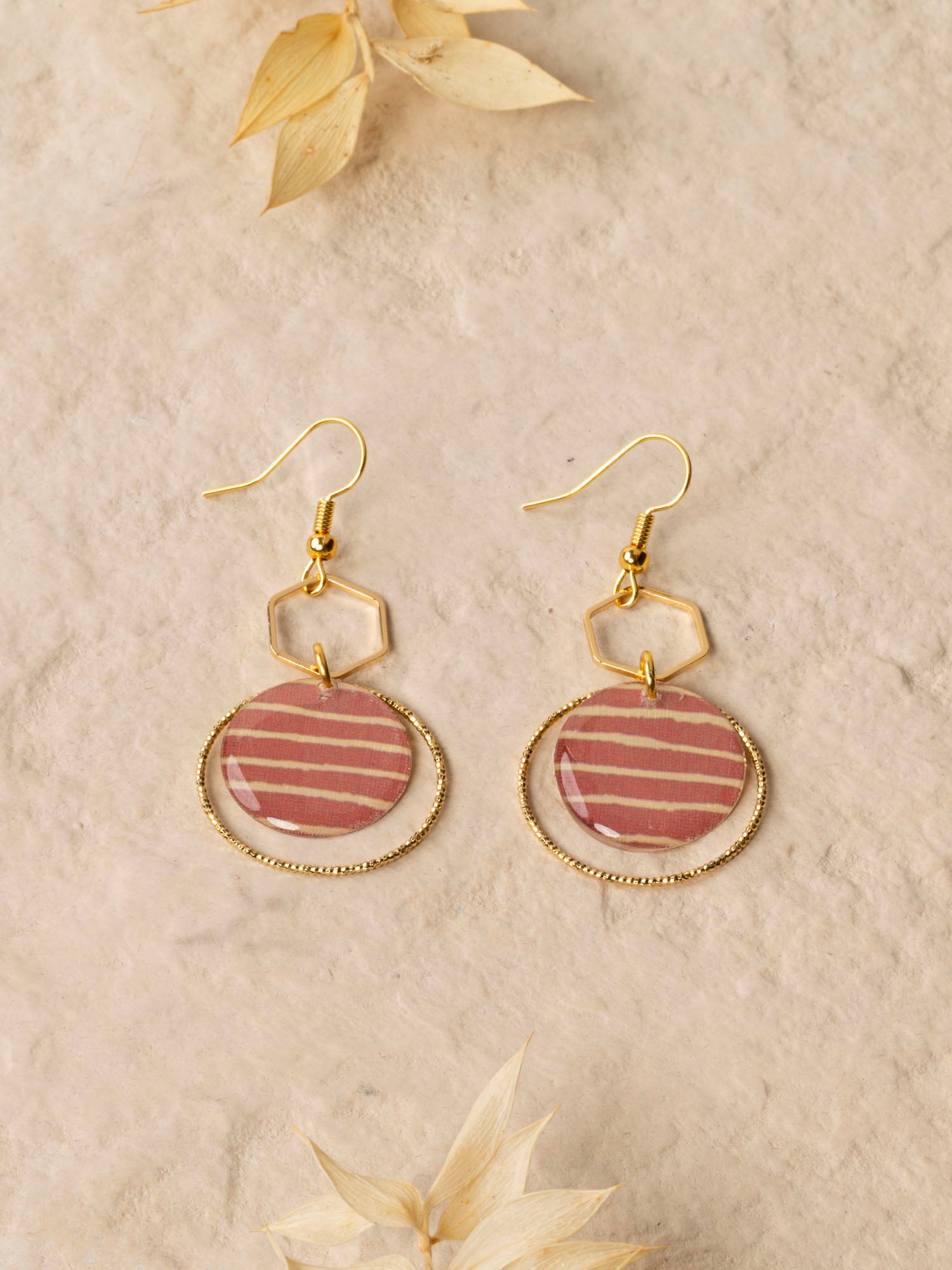 Boucles d'oreilles artisanales Cusco bleu - papier résiné rayé et laiton doré, fait main en France
