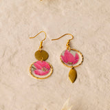 Boucles d'oreilles Medellín, disque papier japonais magnolia rose, anneau laiton torsadé brut, asymétriques