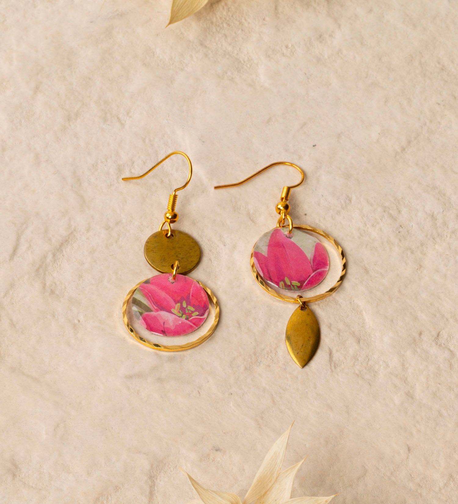 Boucles d'oreilles Medellín, disque papier japonais magnolia rose, anneau laiton torsadé brut, asymétriques