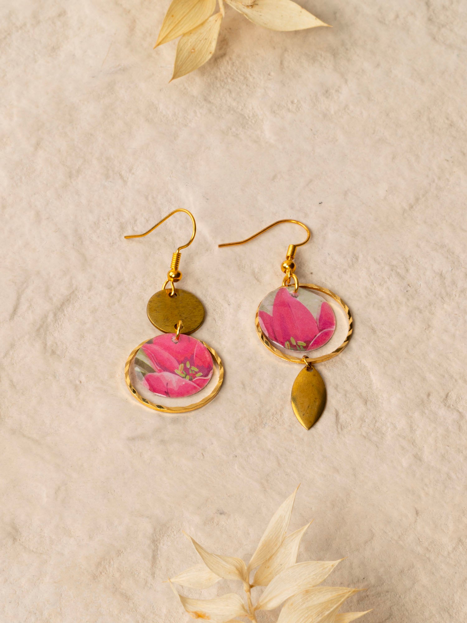 Boucles d'oreilles Medellín, disque papier japonais magnolia rose, anneau laiton torsadé brut, asymétriques