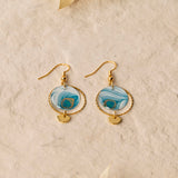 Boucles d'oreilles artisanales Palerme bleu - papier résiné plumes de paon et laiton doré, fait main en France