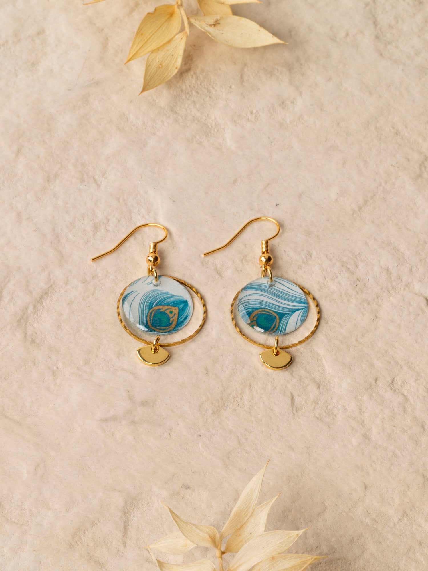 Boucles d'oreilles artisanales Palerme bleu - papier résiné plumes de paon et laiton doré, fait main en France