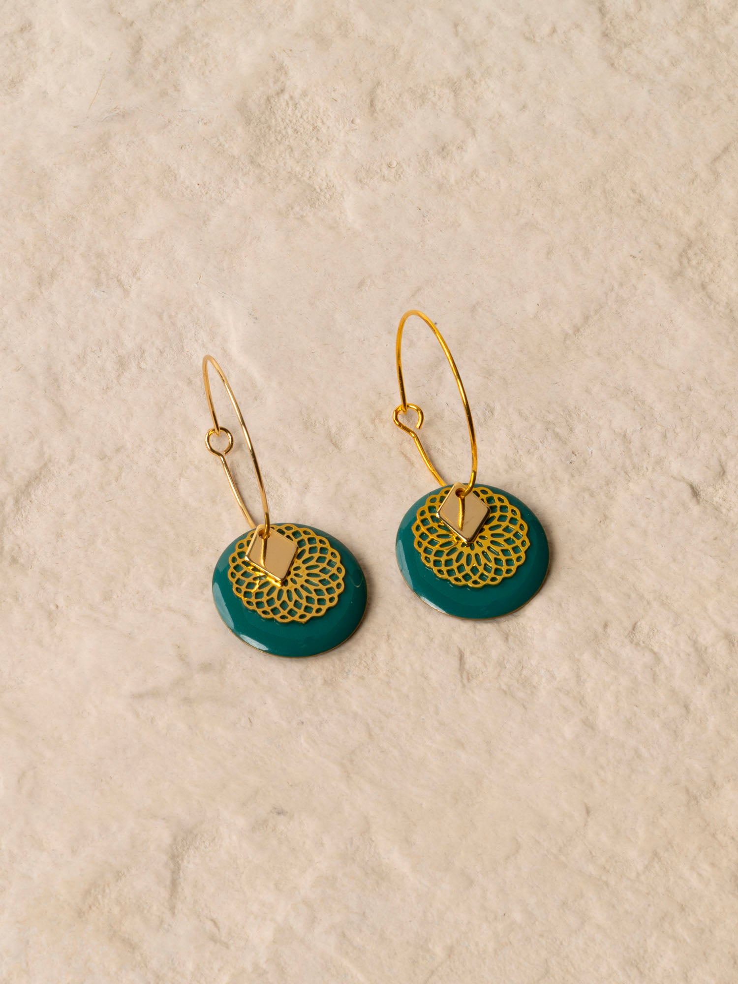 Boucles d'oreilles artisanales Austin bleu - émail et estampe ciselée, fait main en France