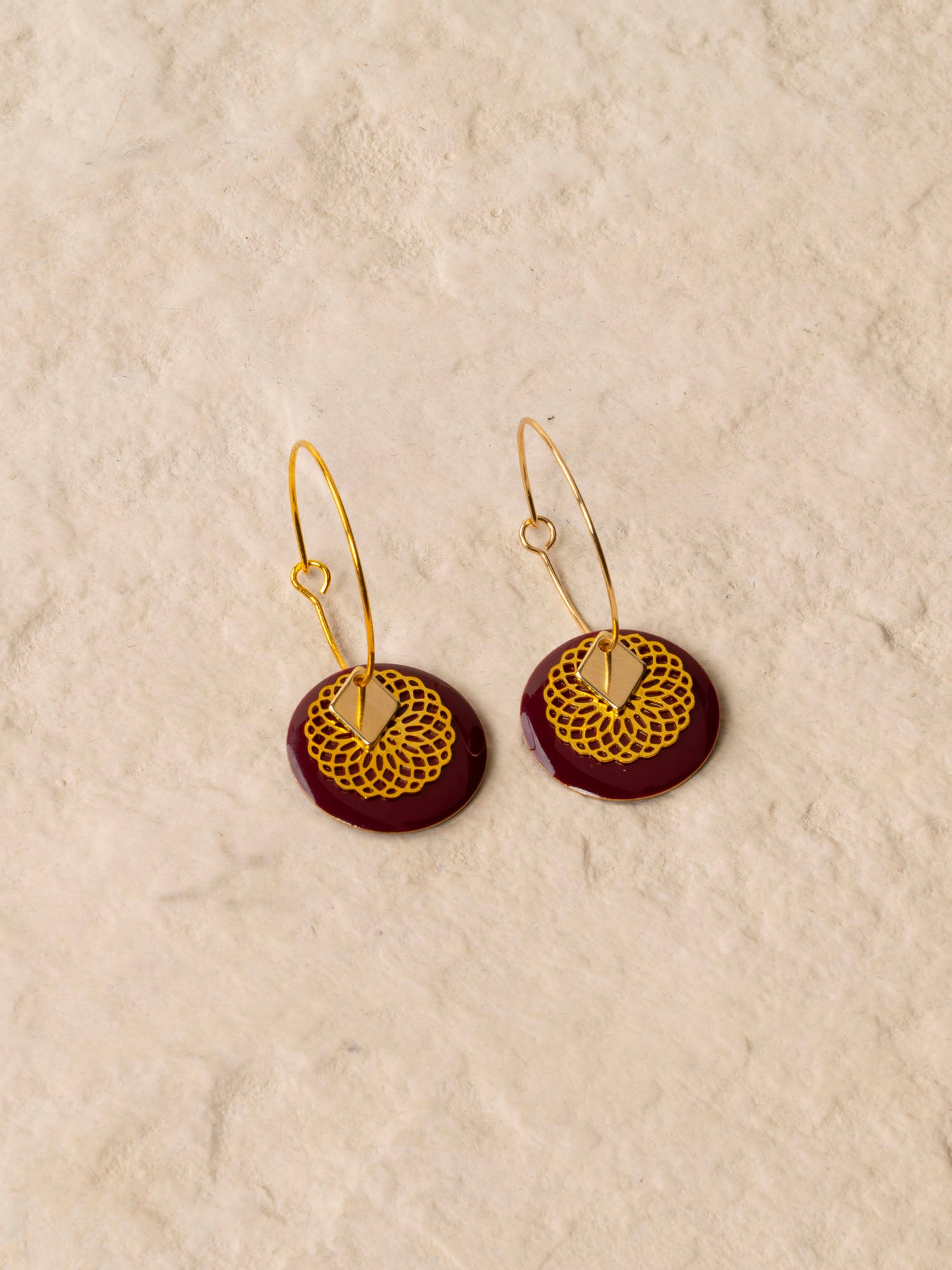 Boucles d'oreilles artisanales Austin prune - émail et estampe ciselée, fait main en France