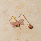 Boucles d'oreilles artisanales Bahamas rose - libellule résine ajourée et pastille dorée, fait main en France