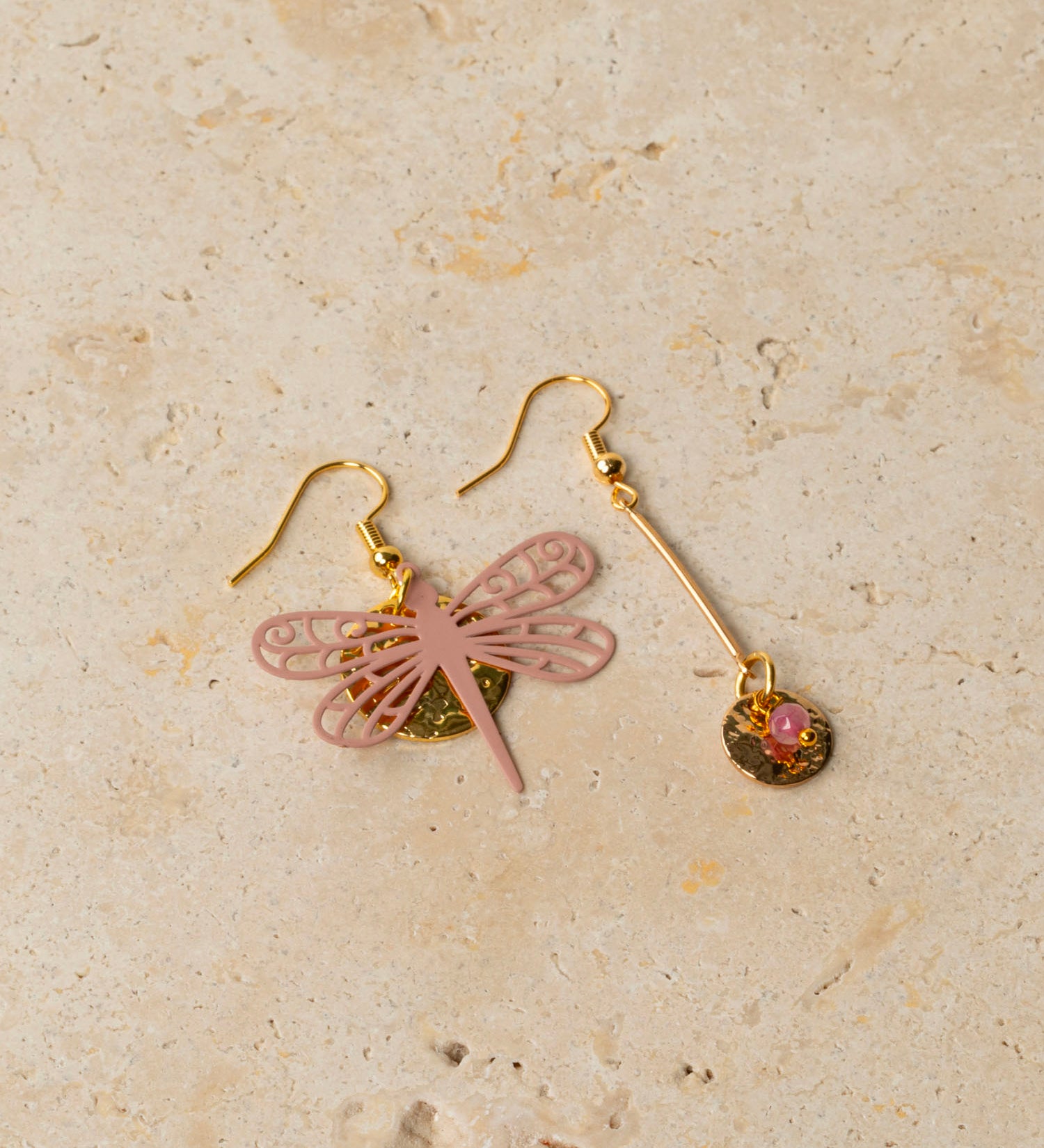 Boucles d'oreilles artisanales Bahamas rose - libellule résine ajourée et pastille dorée, fait main en France
