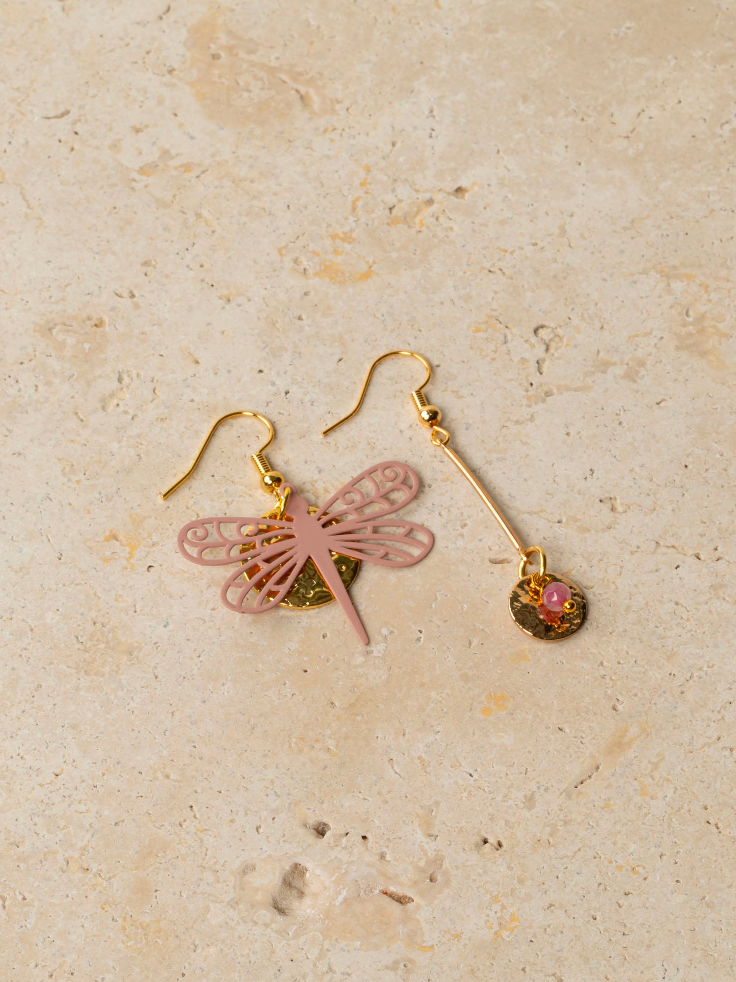 Boucles d'oreilles artisanales Bahamas rose - libellule résine ajourée et pastille dorée, fait main en France