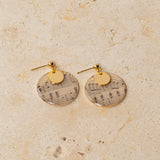 Boucles d'oreilles artisanales Vérone - papier résiné partition musicale sépia et plaqué or, fond marbre, fait main en France