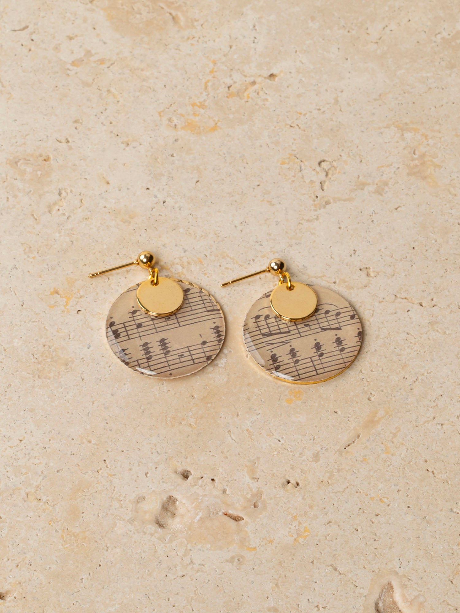 Boucles d'oreilles artisanales Vérone - papier résiné partition musicale sépia et plaqué or, fond marbre, fait main en France
