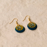 Boucles d'oreilles artisanales Tasmanie blanc — émail et médaillon doré ciselé, fait main en France