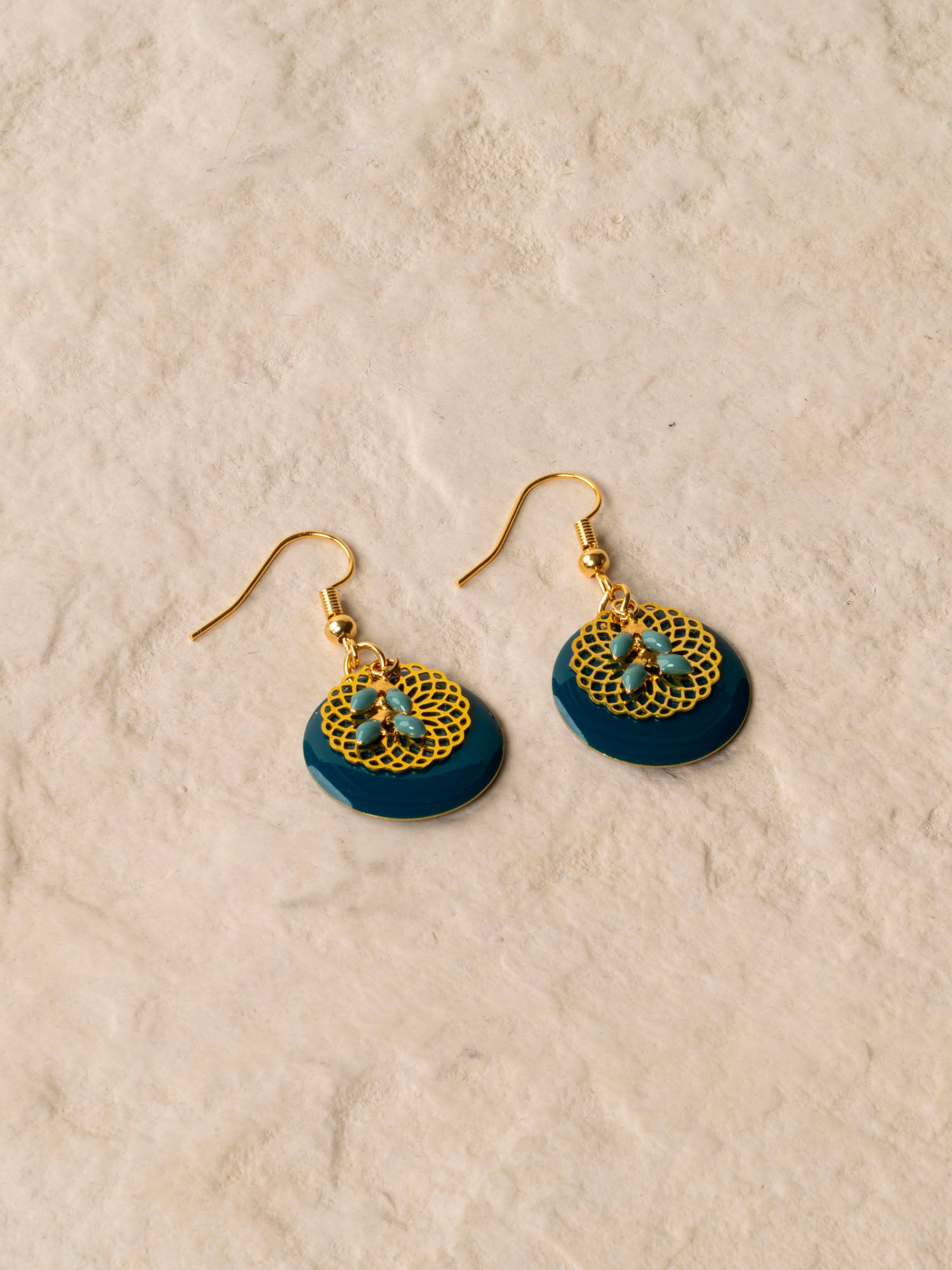 Boucles d'oreilles artisanales Tasmanie blanc — émail et médaillon doré ciselé, fait main en France