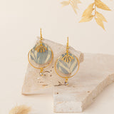 Boucles d'oreilles artisanales Savannah - papier résiné motif végétal et soleil doré, fait main en France