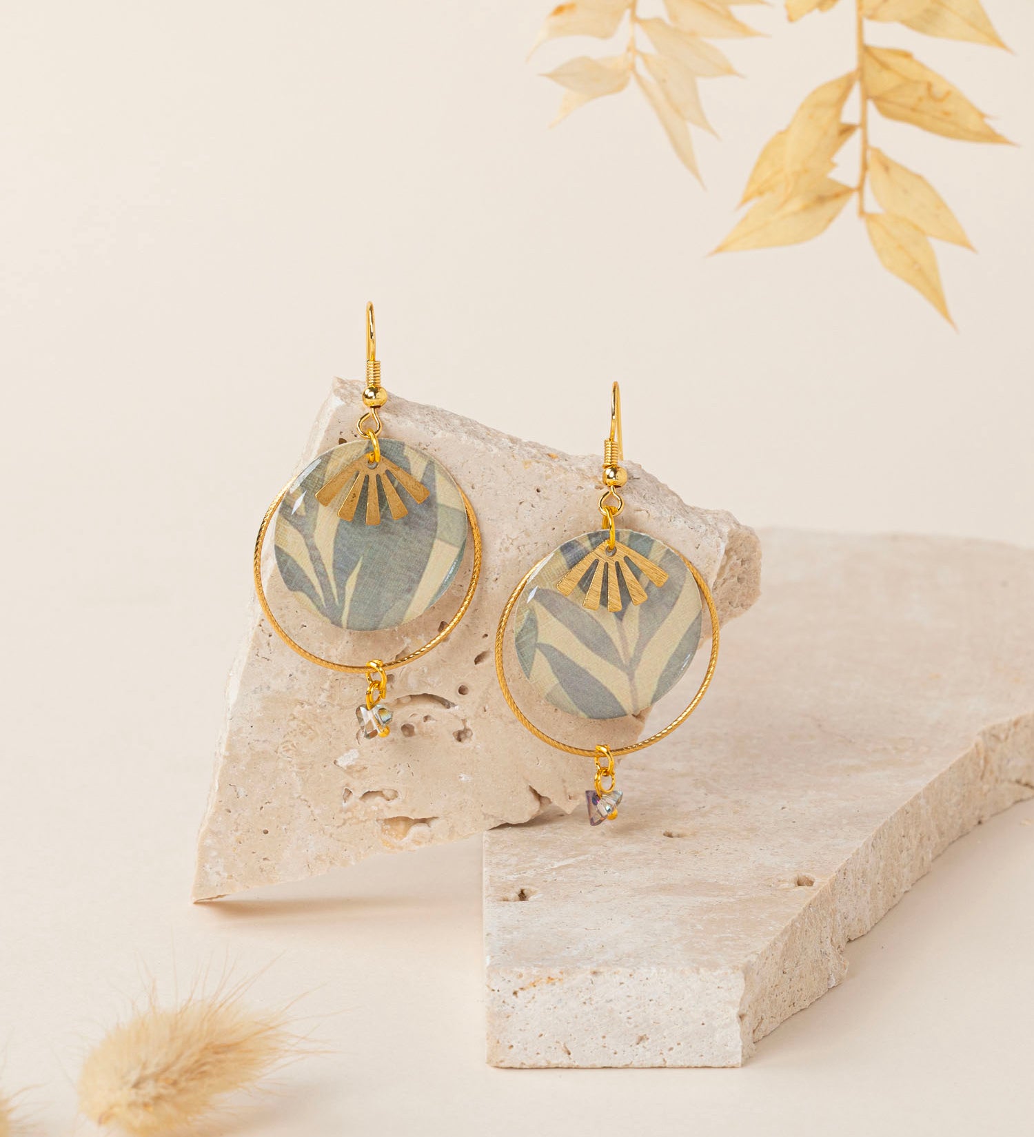 Boucles d'oreilles artisanales Savannah - papier résiné motif végétal et soleil doré, fait main en France
