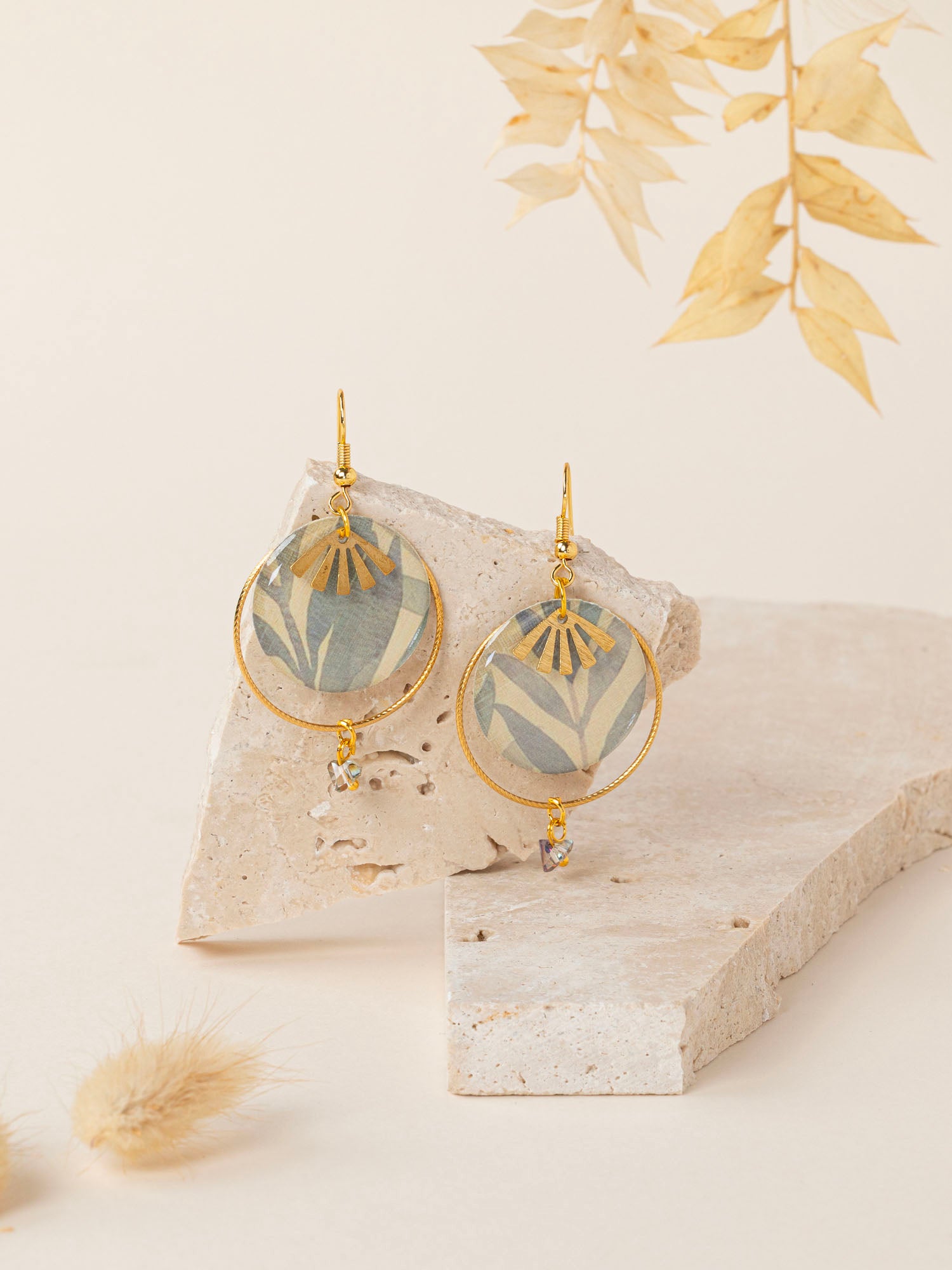 Boucles d'oreilles artisanales Savannah - papier résiné motif végétal et soleil doré, fait main en France