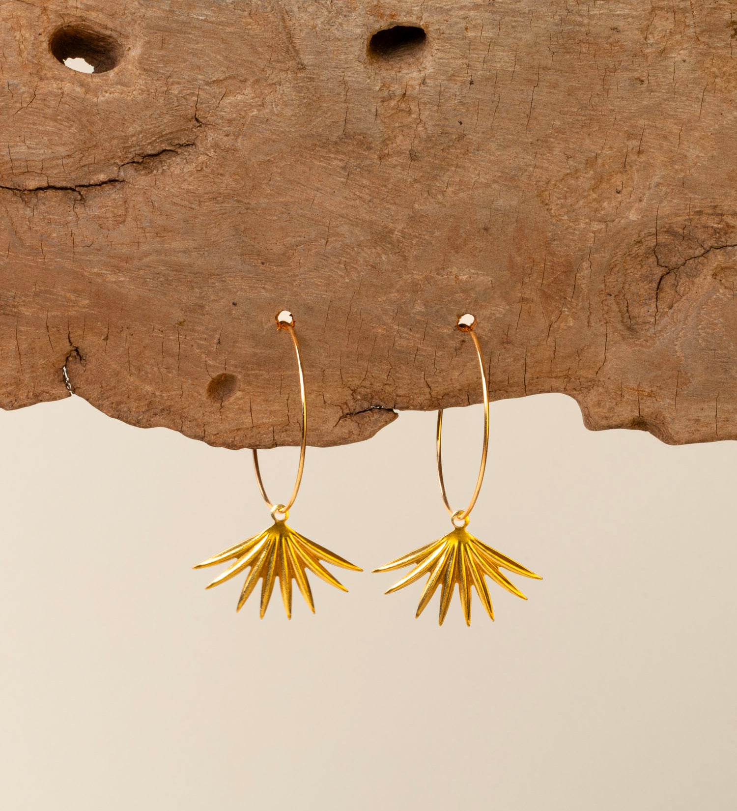 Boucles d'oreilles artisanales Séville - créoles laiton doré et breloque solaire, fait main en France