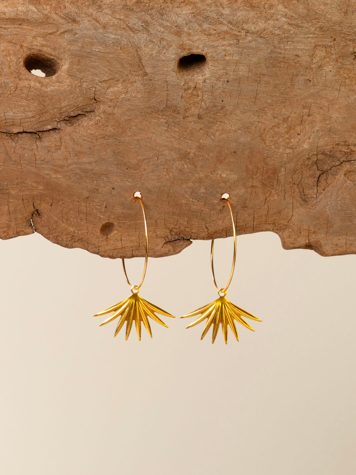 Boucles d'oreilles artisanales Séville - créoles laiton doré et breloque solaire, fait main en France