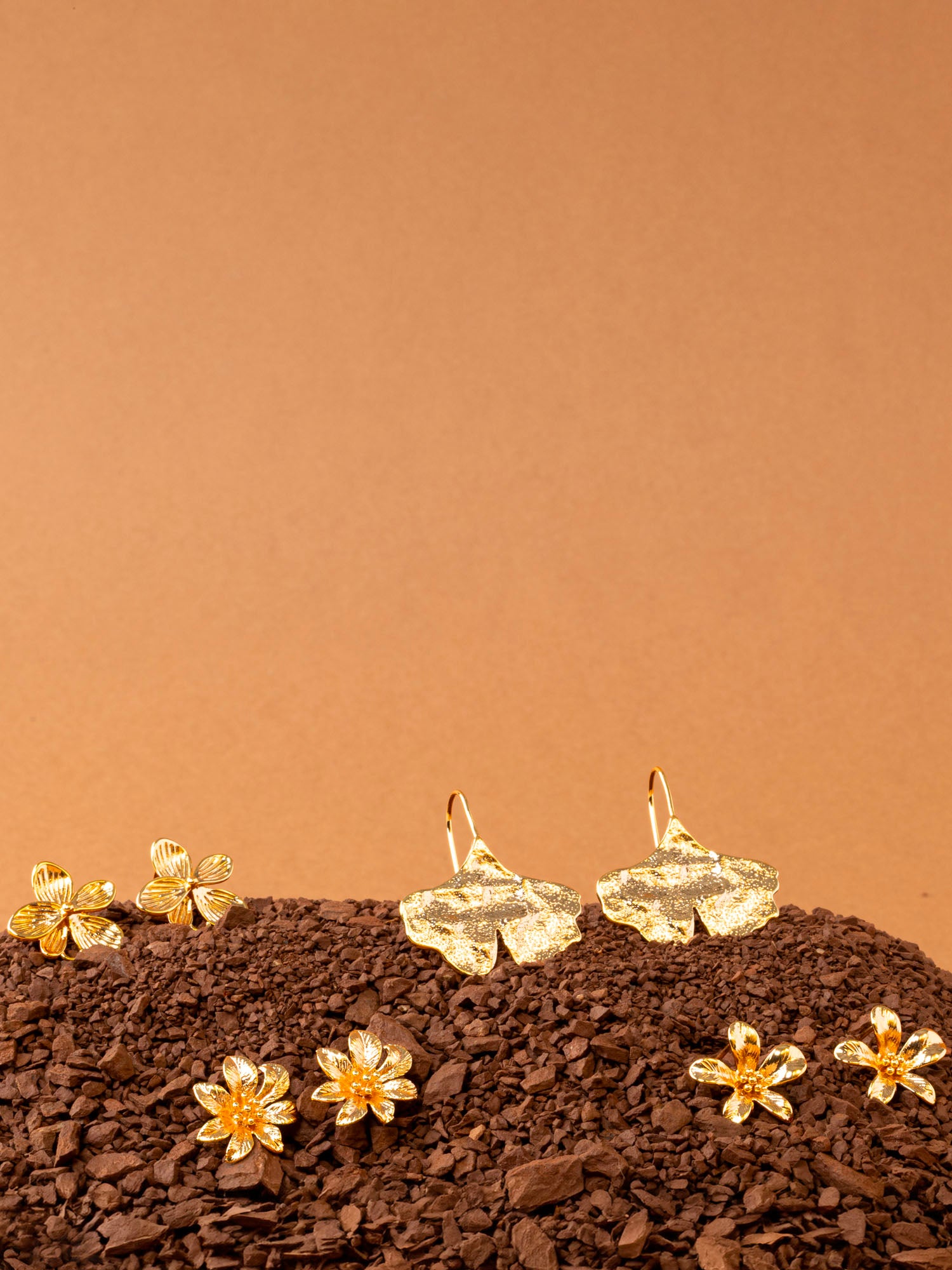 Boucles d'oreilles Kyoto portées - bijou feuille de ginkgo laiton doré, créatrice française