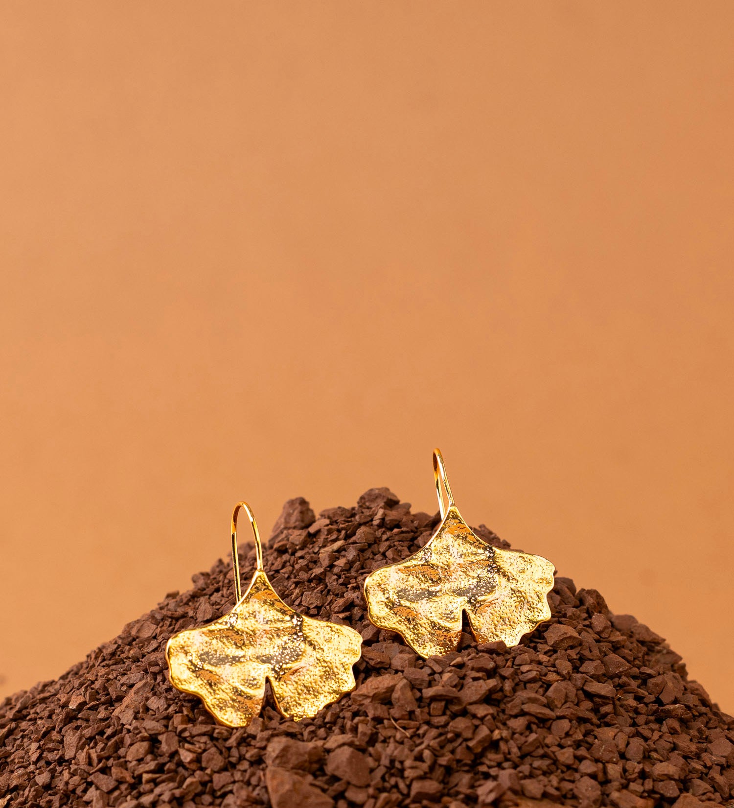 Boucles d'oreilles Kyoto portées - bijou feuille de ginkgo laiton doré, créatrice française