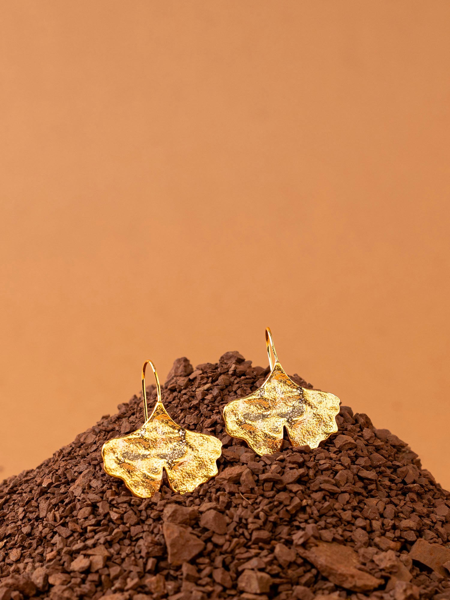 Boucles d'oreilles Kyoto portées - bijou feuille de ginkgo laiton doré, créatrice française