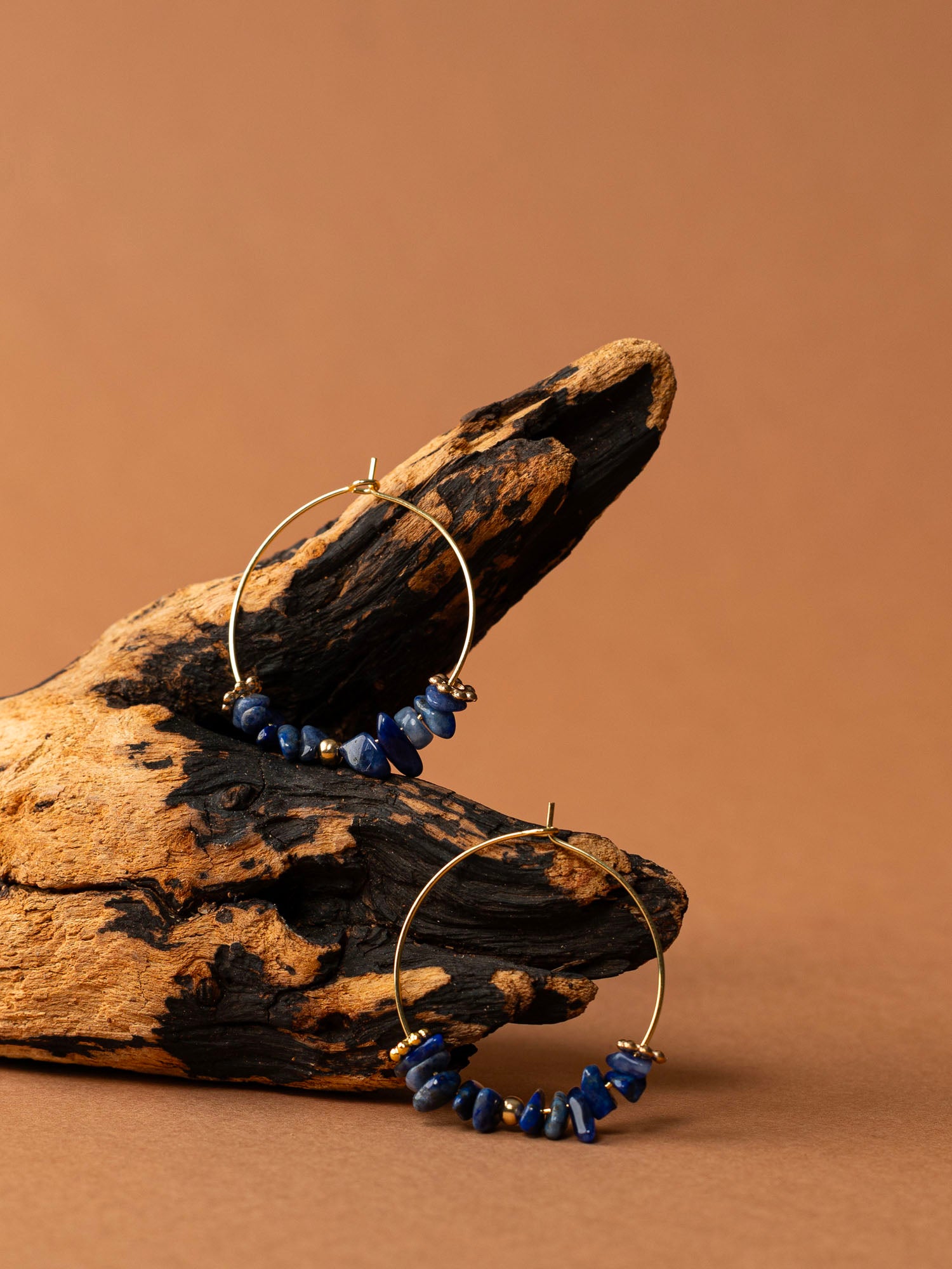 Boucles d'oreilles artisanales Anchorage lapis lazuli - éclats de pierre brute et créole dorée, fait main en France