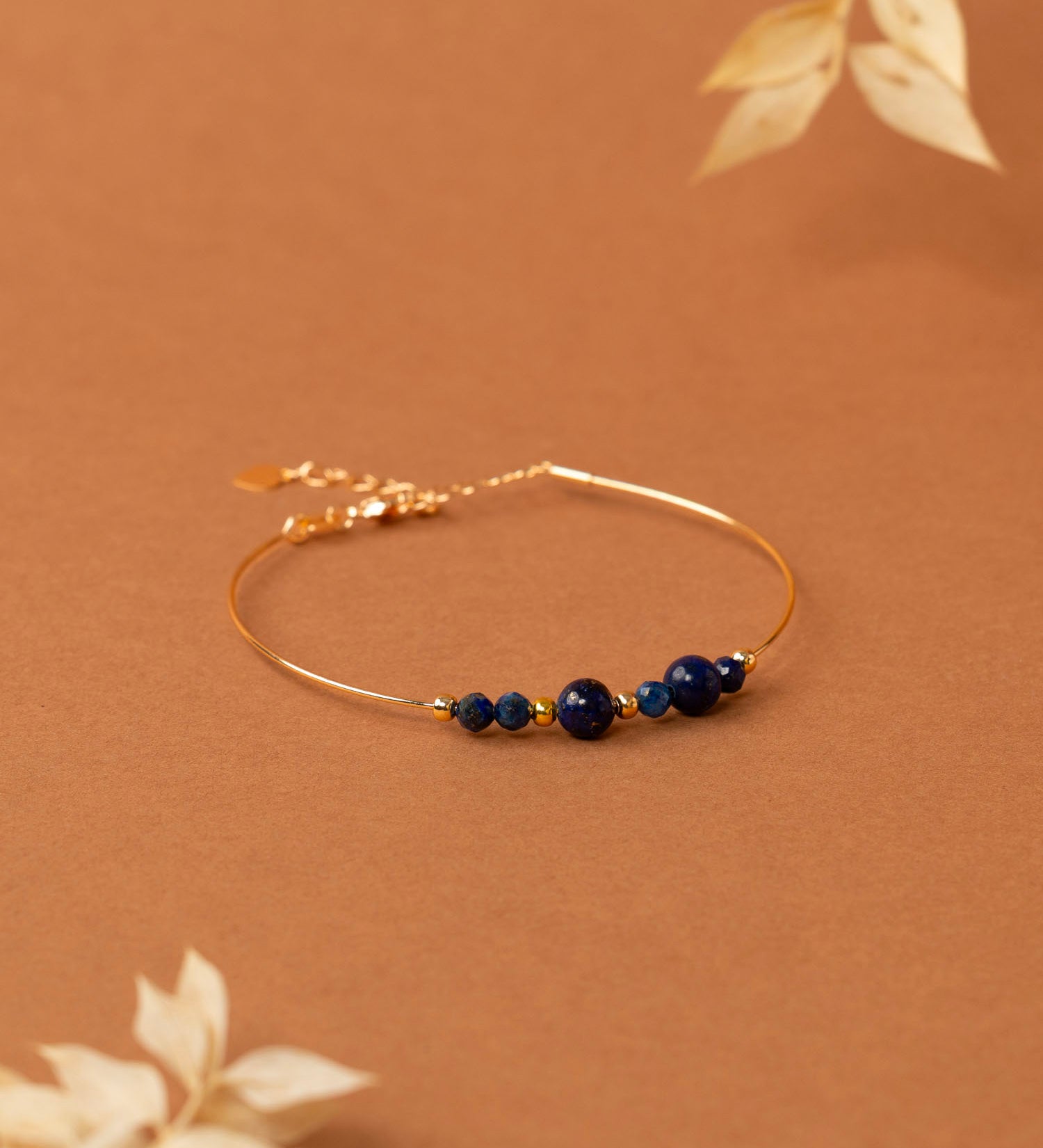 Bracelet jonc Santorin - lapis lazuli bleu nuit, plaqué or 24K, fait main en France