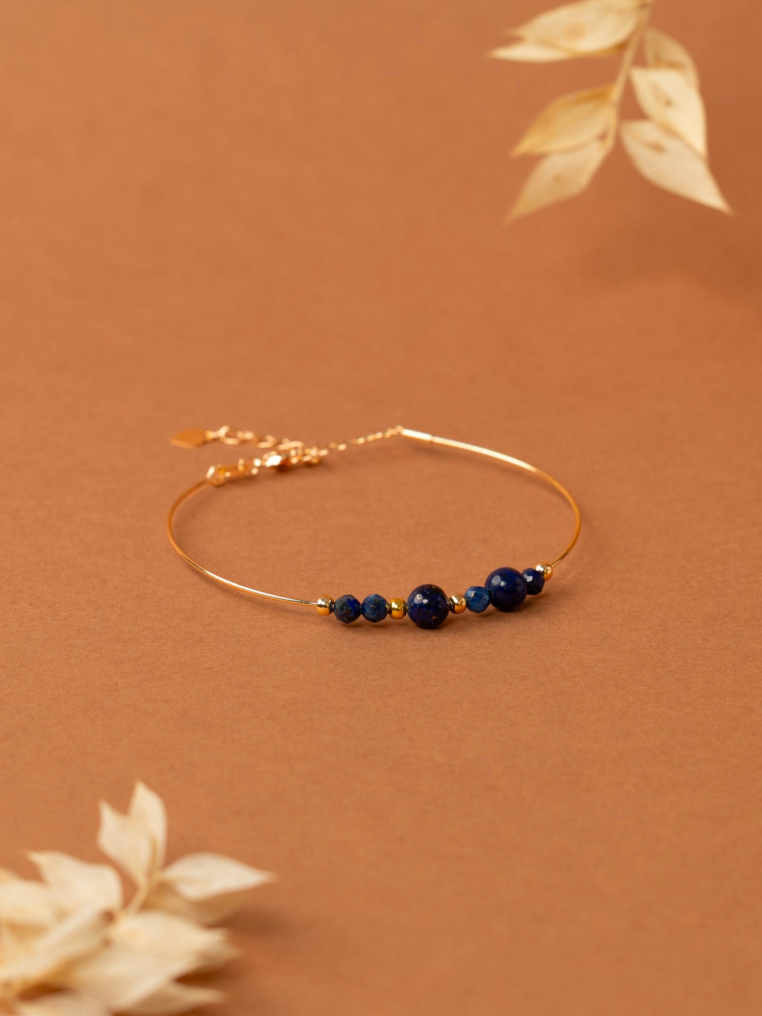 Bracelet jonc Santorin - lapis lazuli bleu nuit, plaqué or 24K, fait main en France