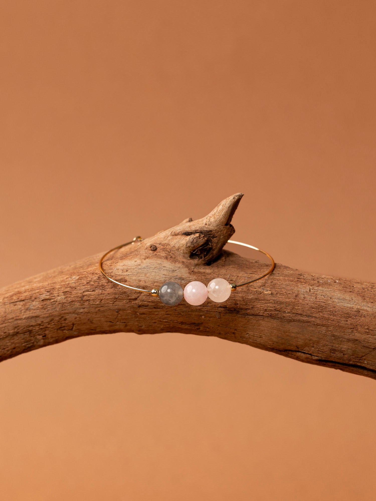 Bracelet jonc Kea - aigue-marine, quartz blanc et calcite, plaqué or 24K, fait main en France