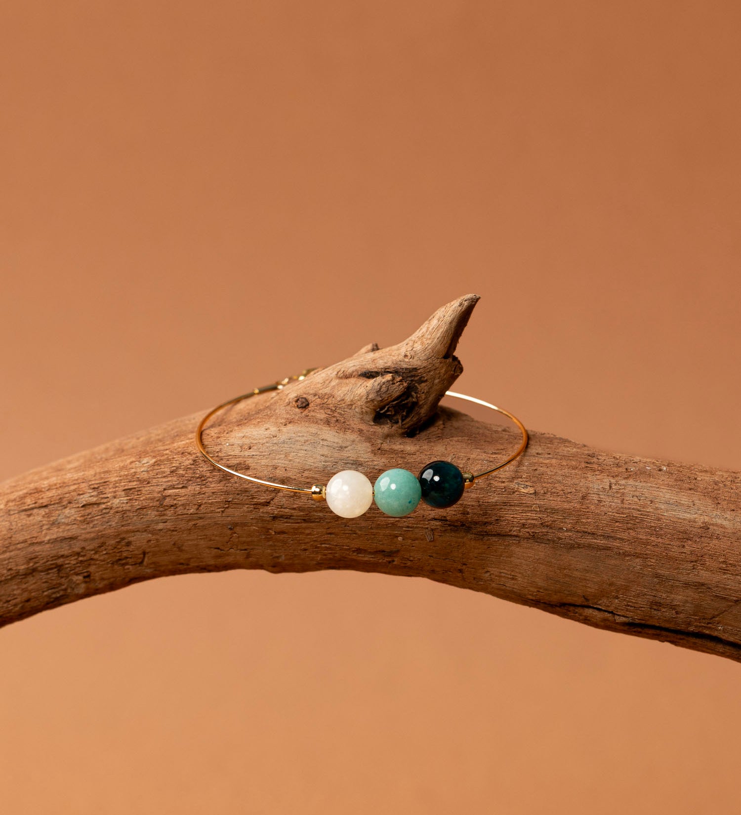 Bracelet jonc Skye - œil de tigre vert, calcite et aigue-marine, plaqué or 24K, fait main en France