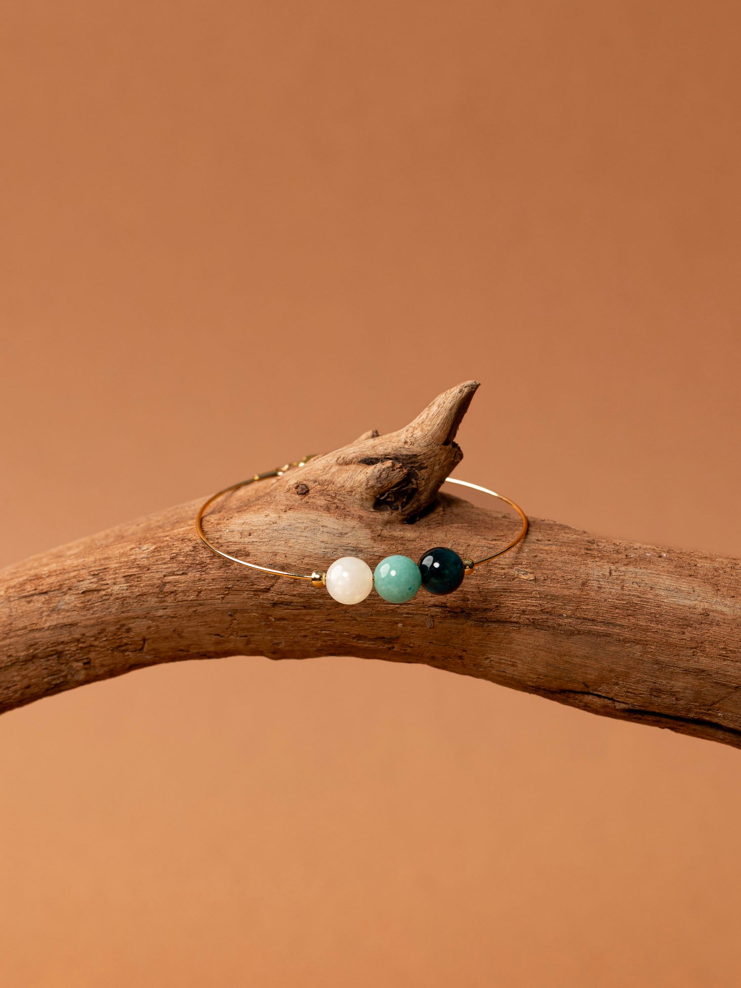 Bracelet jonc Skye - œil de tigre vert, calcite et aigue-marine, plaqué or 24K, fait main en France