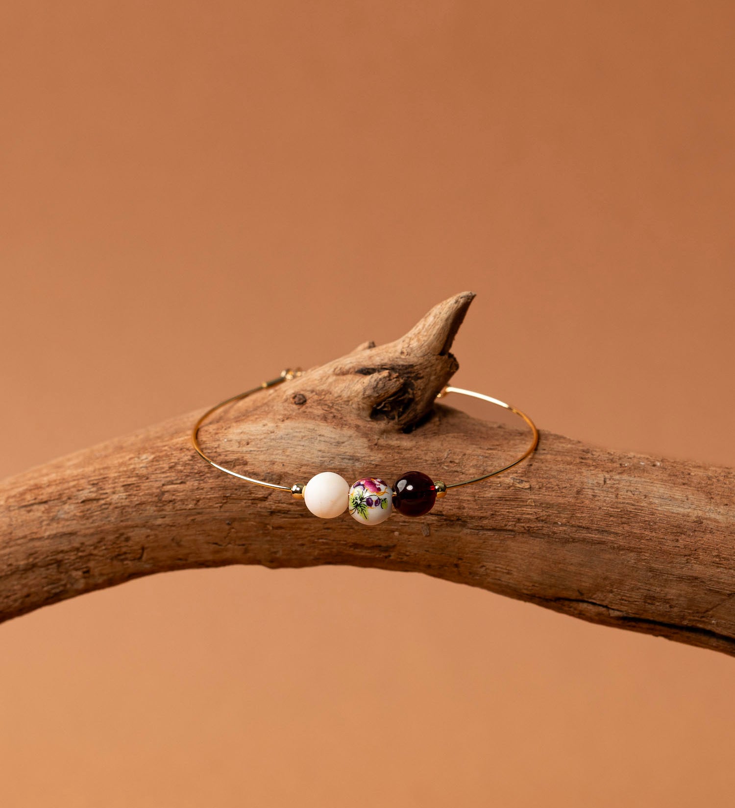 Bracelet jonc Djerba - grenat, céramique fleurie et pierre de lune, plaqué or 24K, fait main en France