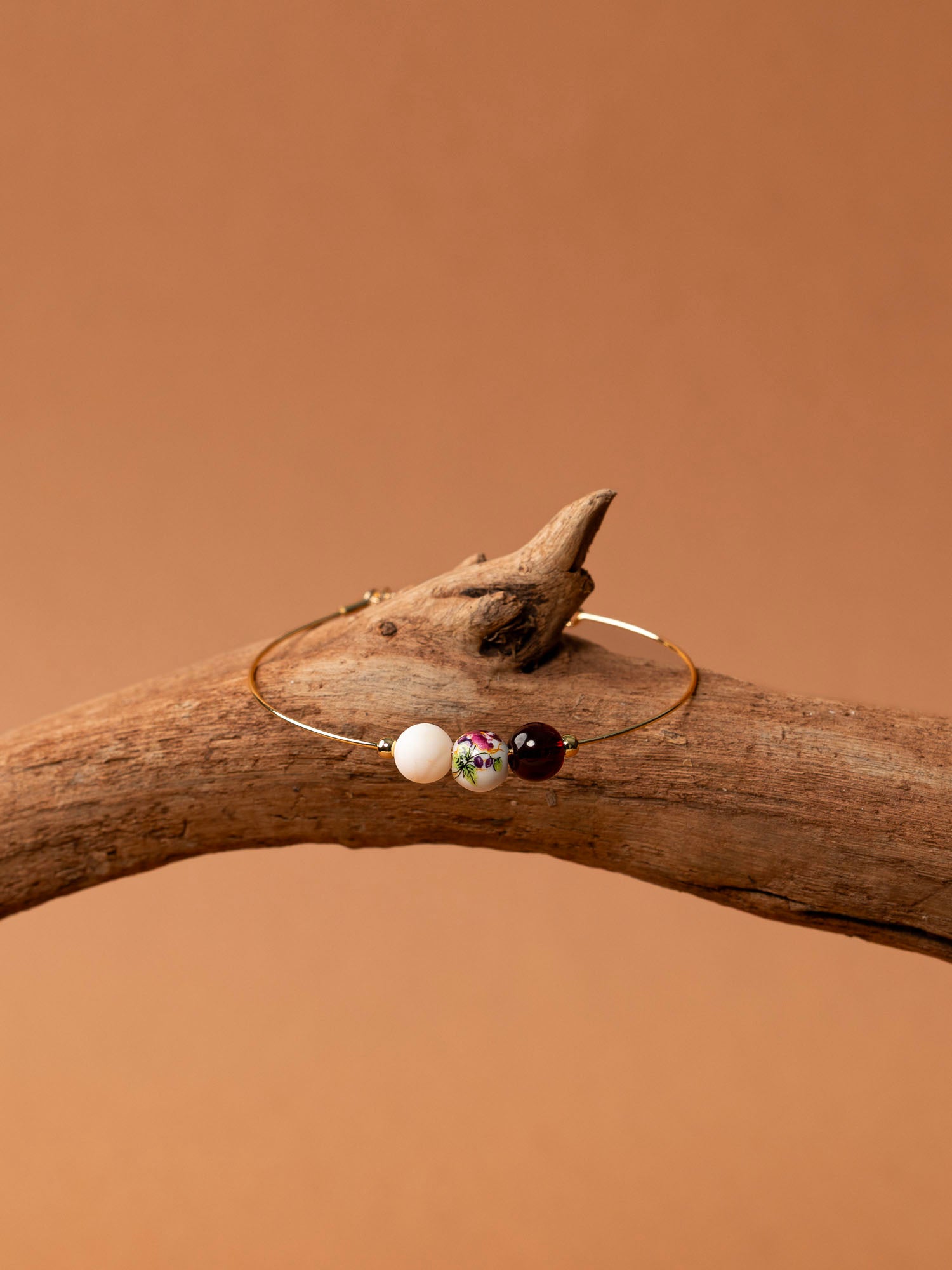 Bracelet jonc Djerba - grenat, céramique fleurie et pierre de lune, plaqué or 24K, fait main en France