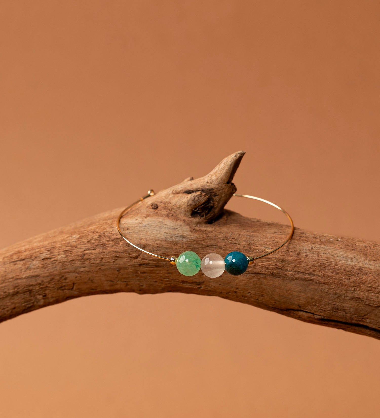 Bracelet jonc Mykonos -  apatite bleue, quartz blanc et aventurine verte, plaqué or 24K, fait main en France