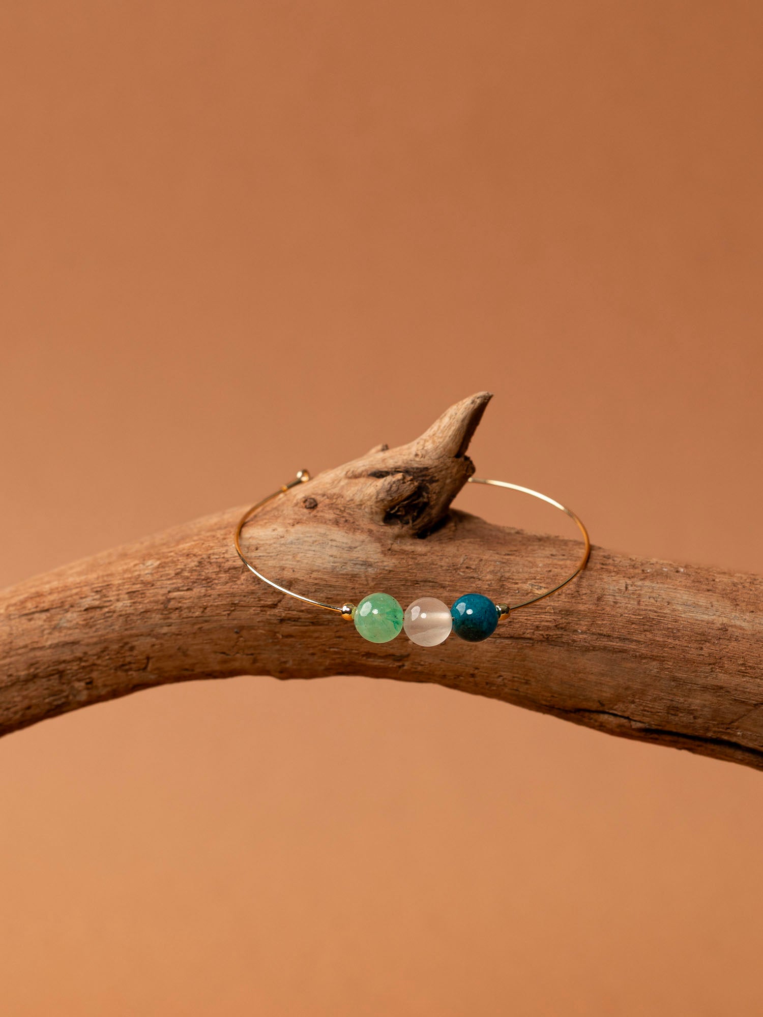 Bracelet jonc Mykonos -  apatite bleue, quartz blanc et aventurine verte, plaqué or 24K, fait main en France