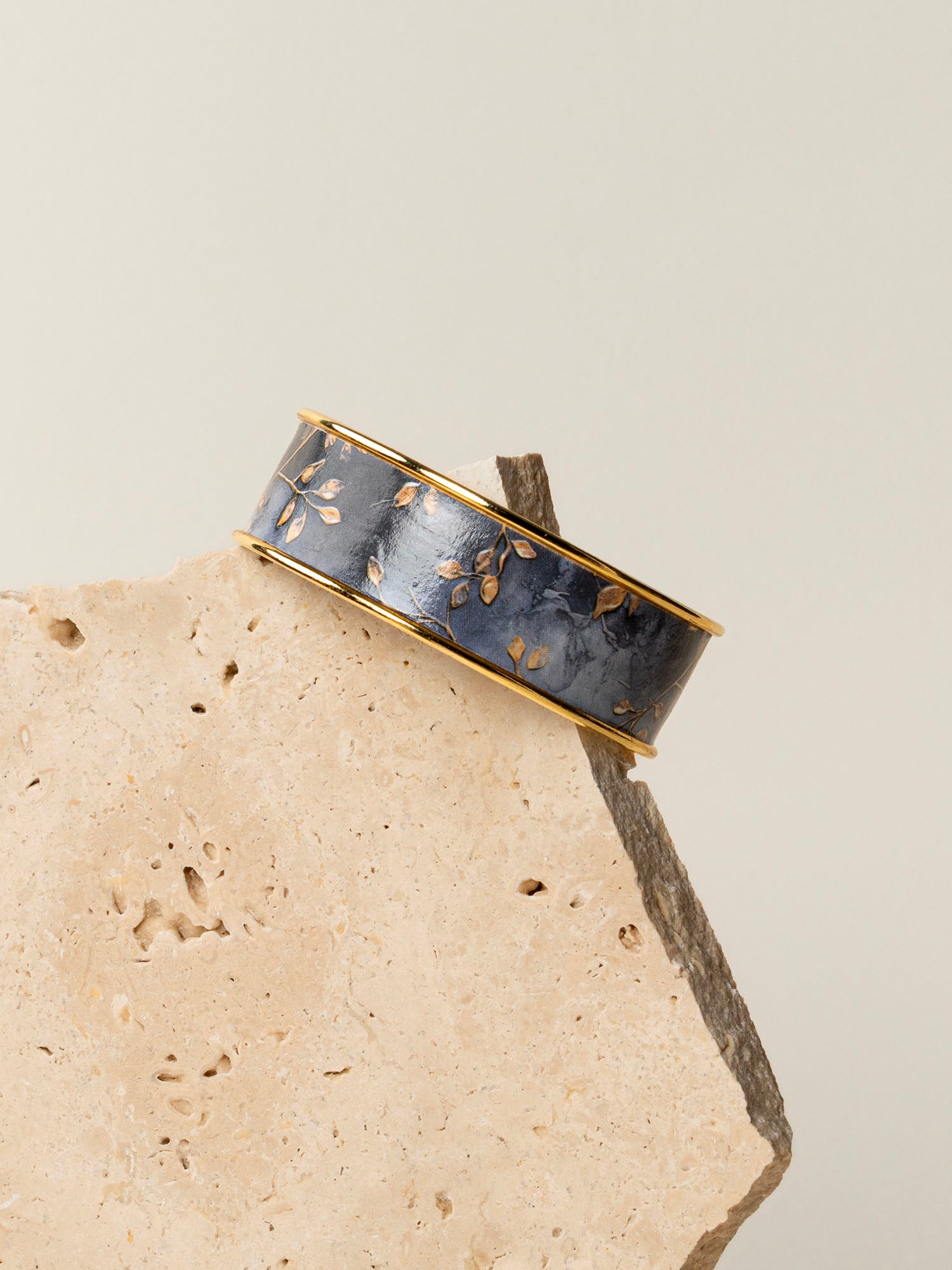 Bracelet manchette Meije - bleu ardoise marbré et feuilles dorées, fait main en France