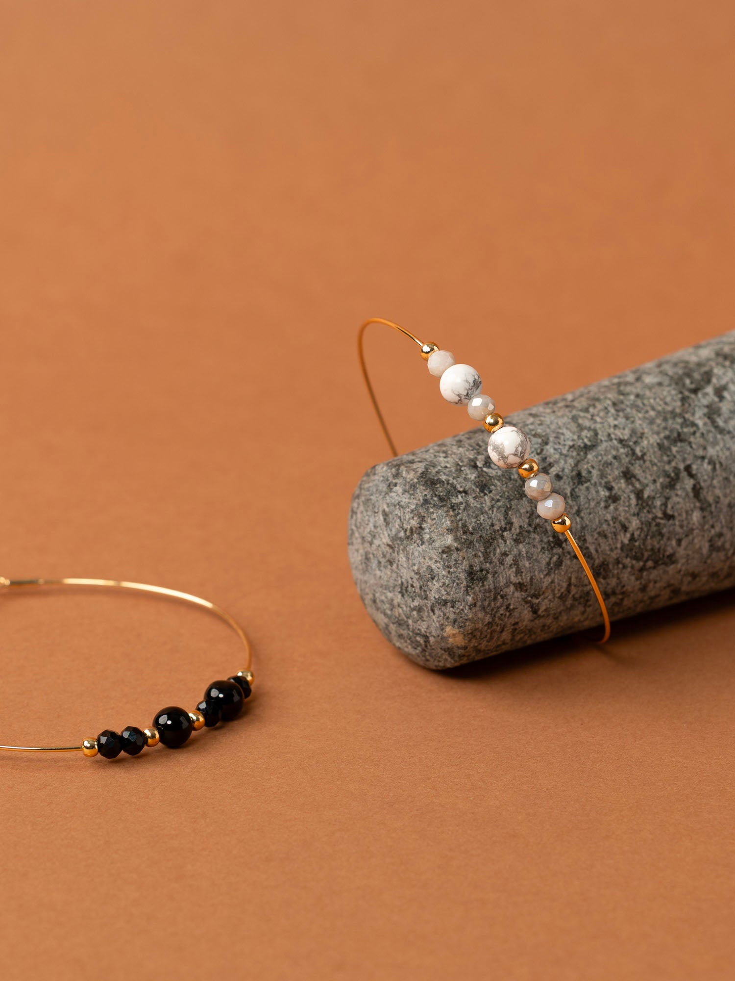 Bracelet jonc Gozo - howlite et labradorite, plaqué or 24K, fait main en France