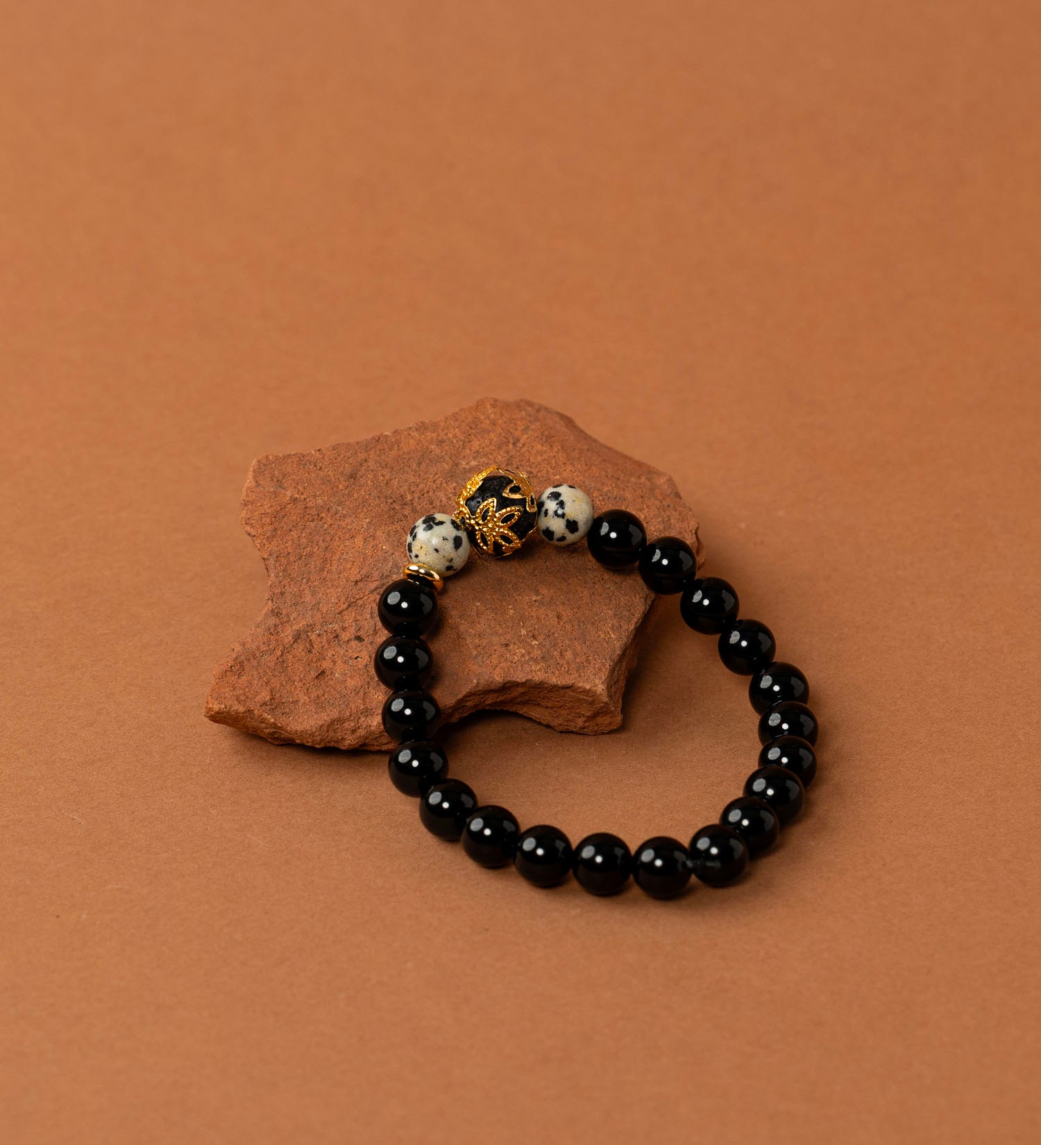 Bracelet perles Fitz Roy - onyx noir et jaspe dalmatien, perle dorée centrale, fait main en France