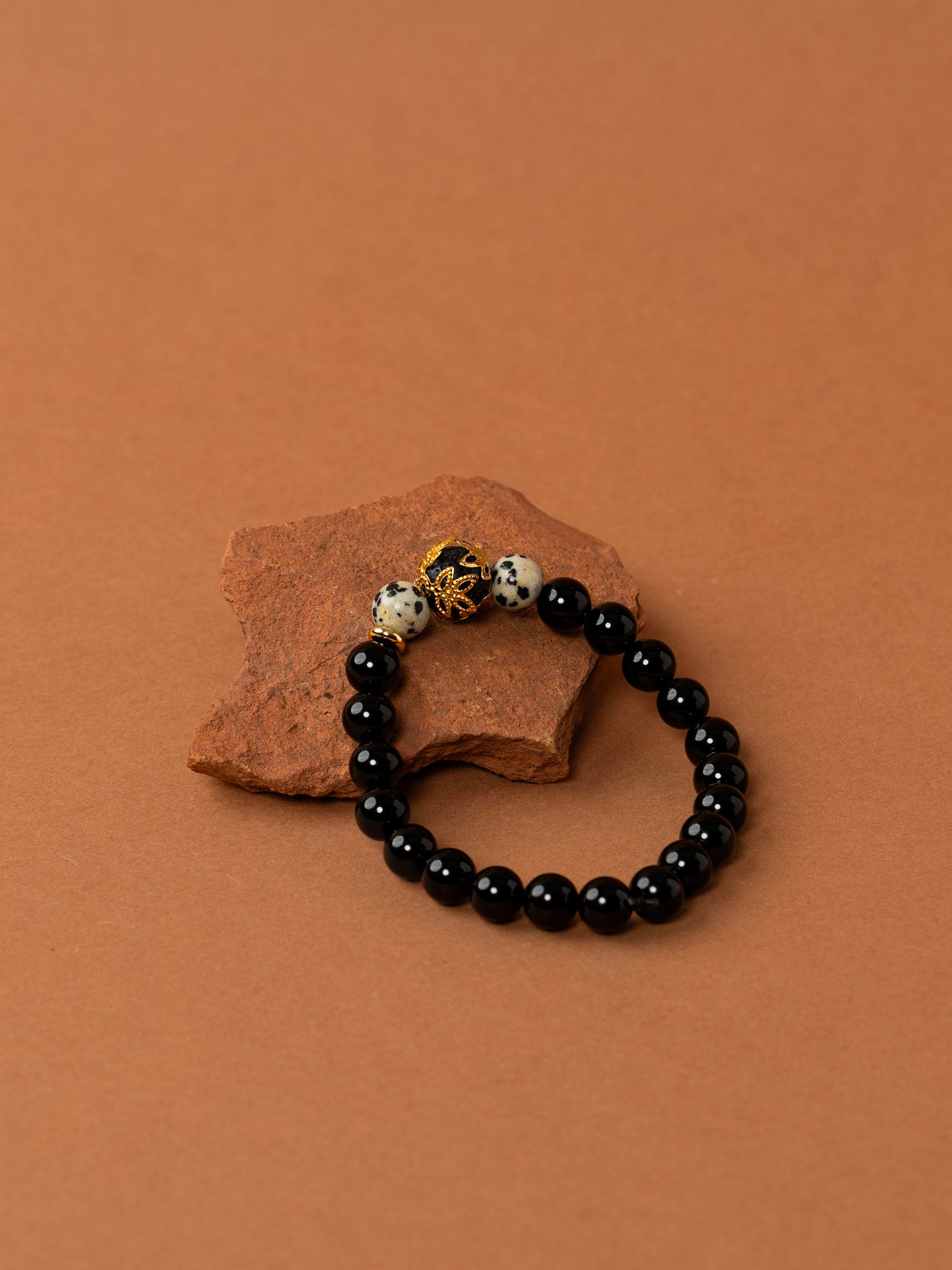 Bracelet perles Fitz Roy - onyx noir et jaspe dalmatien, perle dorée centrale, fait main en France
