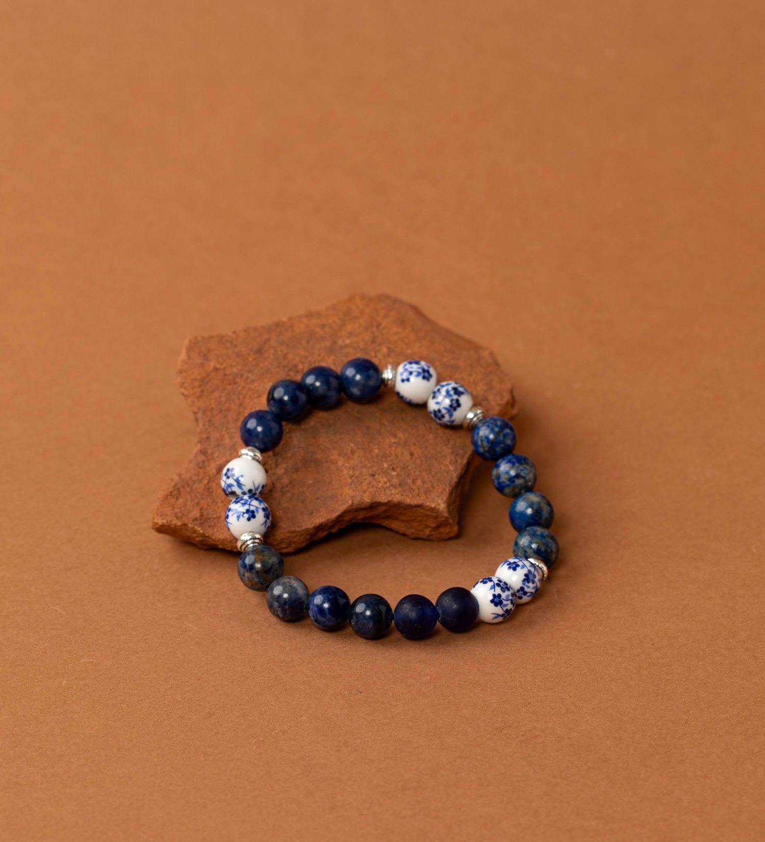 Bracelet perles Illimani — lapis lazuli et céramique fleurie, fait main en France