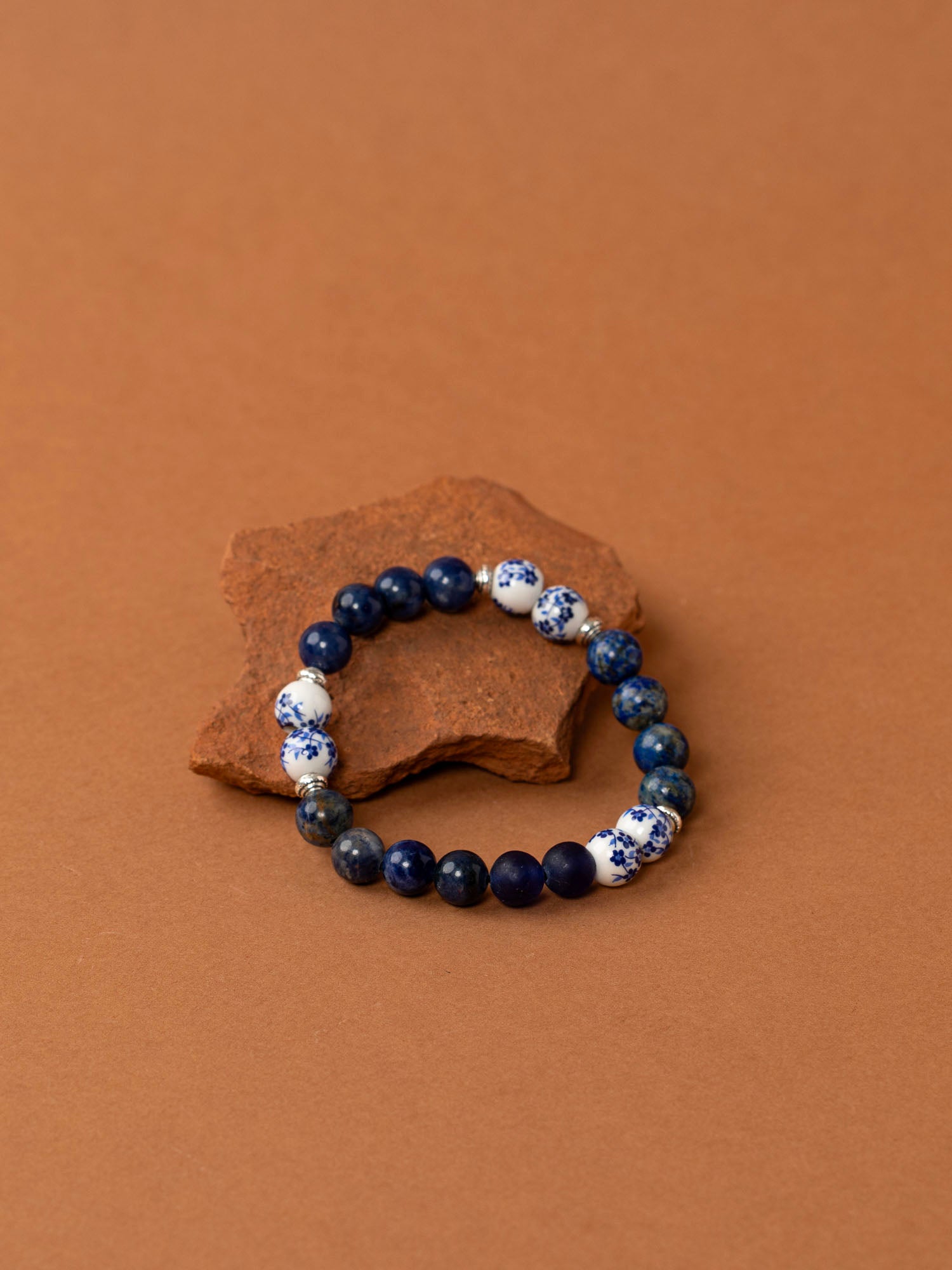 Bracelet perles Illimani — lapis lazuli et céramique fleurie, fait main en France