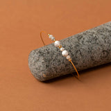 Bracelet jonc Gozo - howlite et labradorite, plaqué or 24K, fait main en France