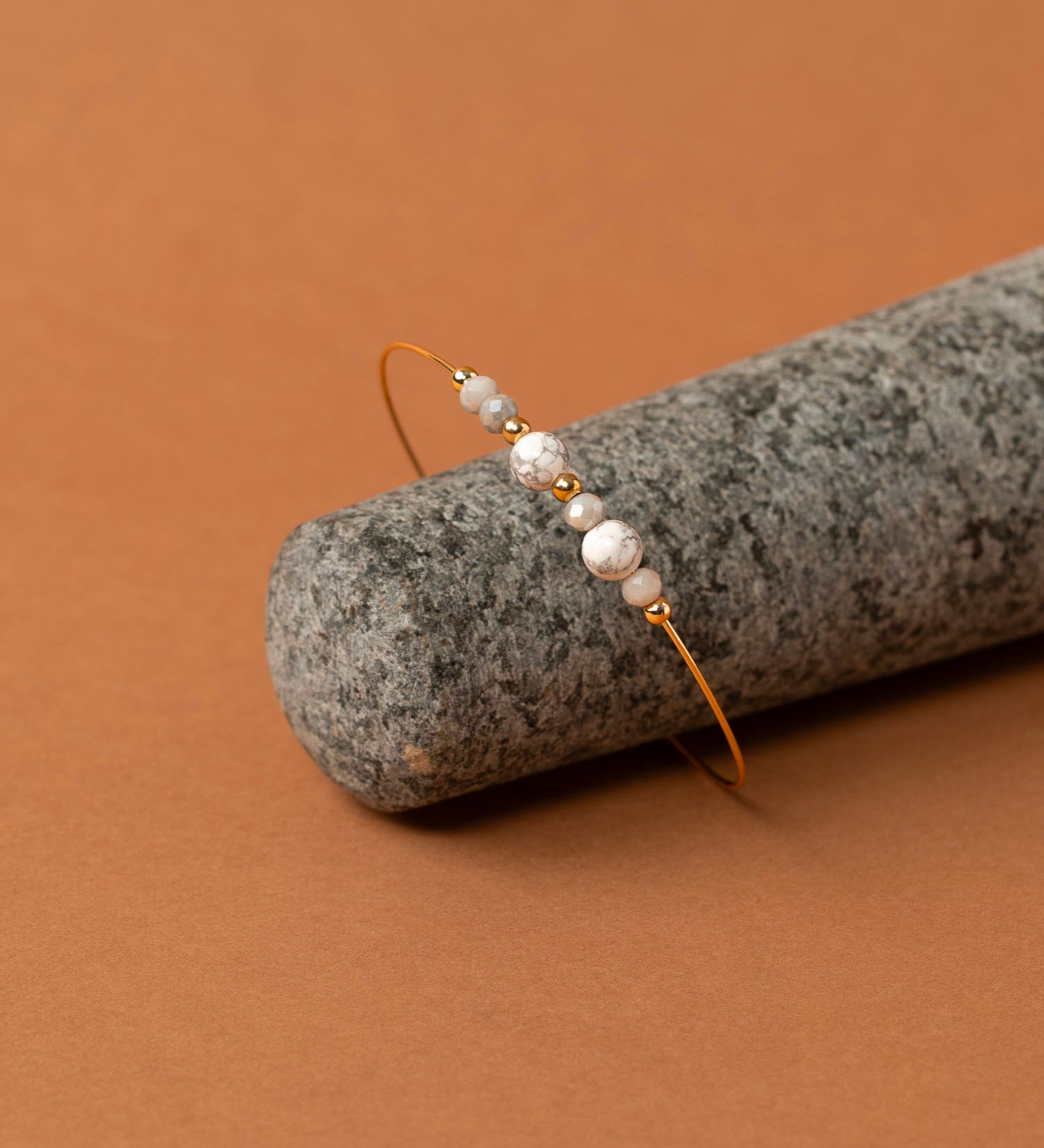 Bracelet jonc Gozo - howlite et labradorite, plaqué or 24K, fait main en France