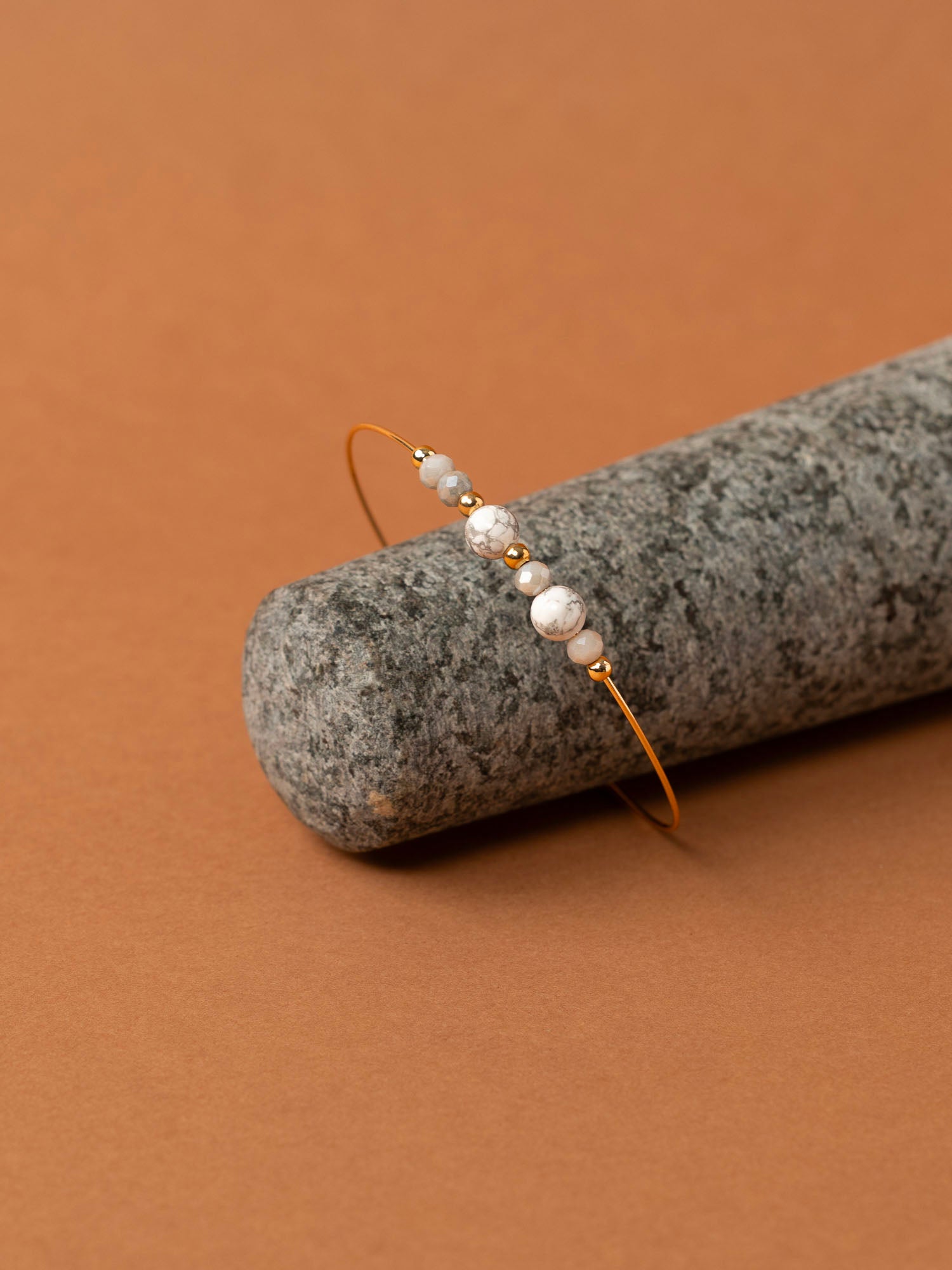 Bracelet jonc Gozo - howlite et labradorite, plaqué or 24K, fait main en France