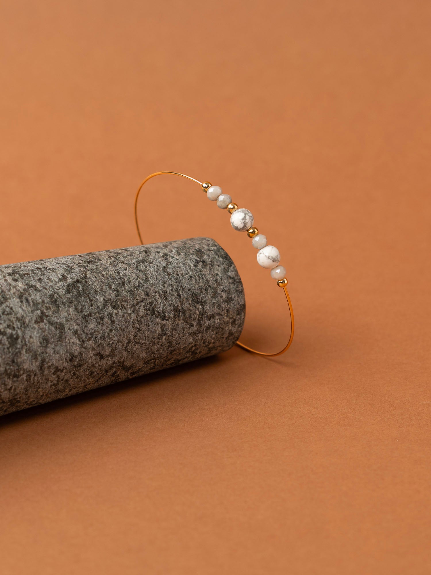 Bracelet jonc Gozo - howlite et labradorite, plaqué or 24K, fait main en France